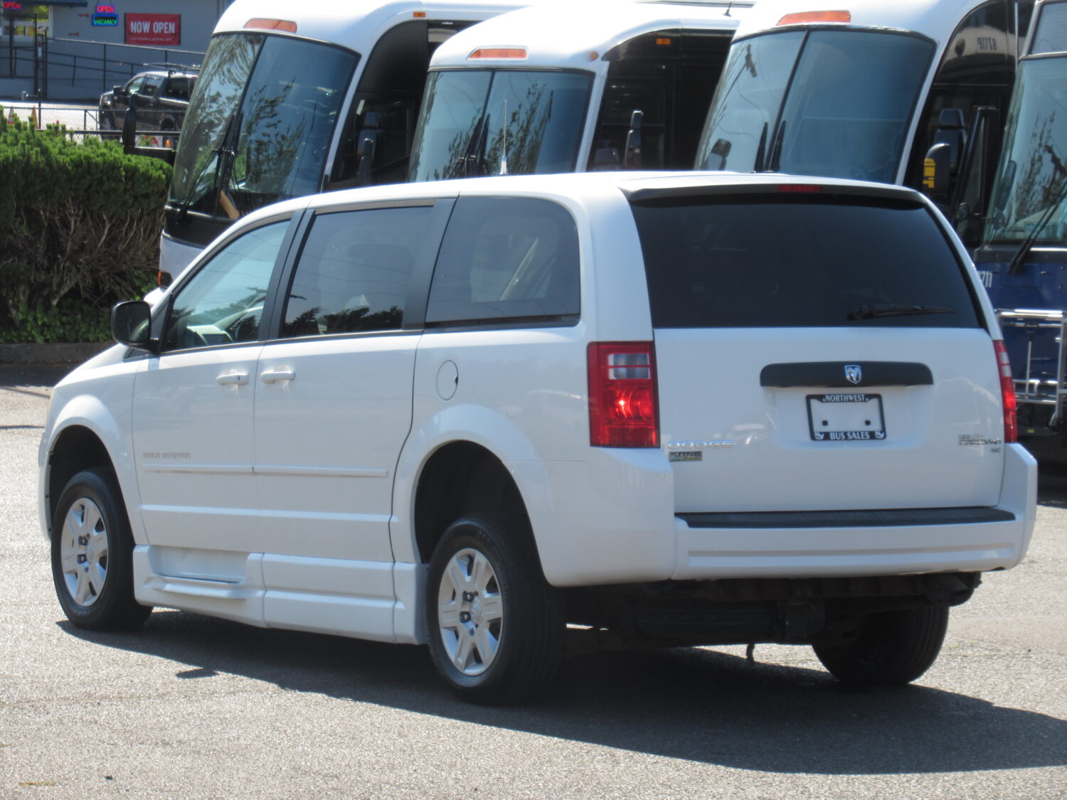 2010 Dodge Braun Entervan 4 Passenger + 1 Wheelchair ADA Van - S20559 - Image 4