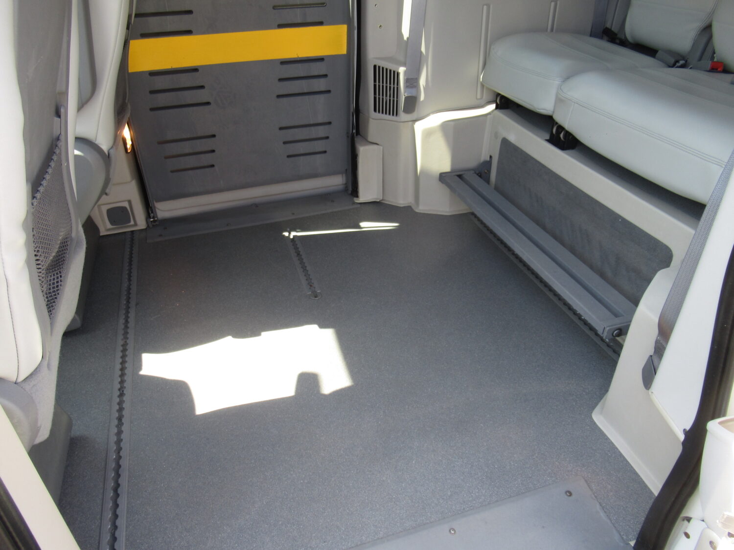 2010 Dodge Braun Entervan 4 Passenger + 1 Wheelchair ADA Van - S20559 - Image 7