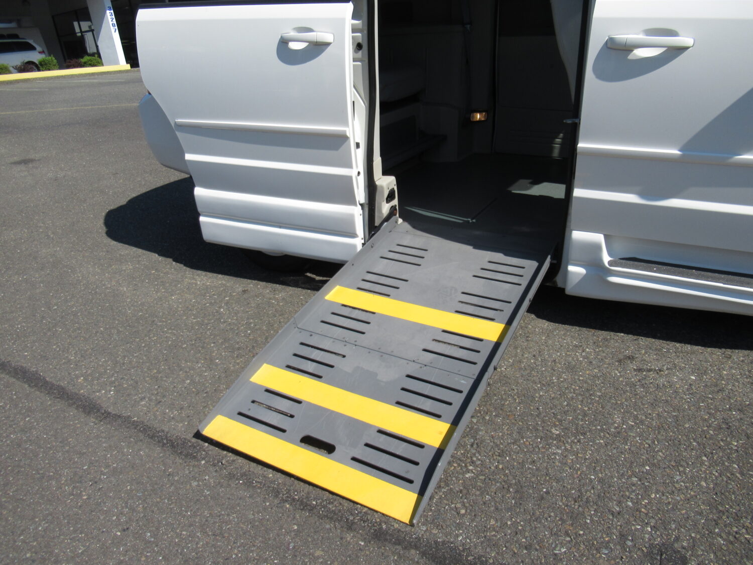 2010 Dodge Braun Entervan 4 Passenger + 1 Wheelchair ADA Van - S20559 - Image 8