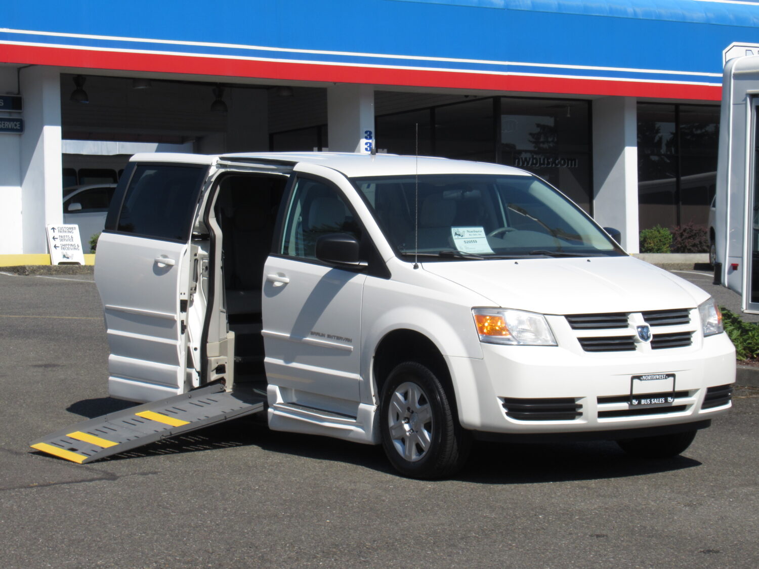 2010 Dodge Braun Entervan 4 Passenger + 1 Wheelchair ADA Van - S20559