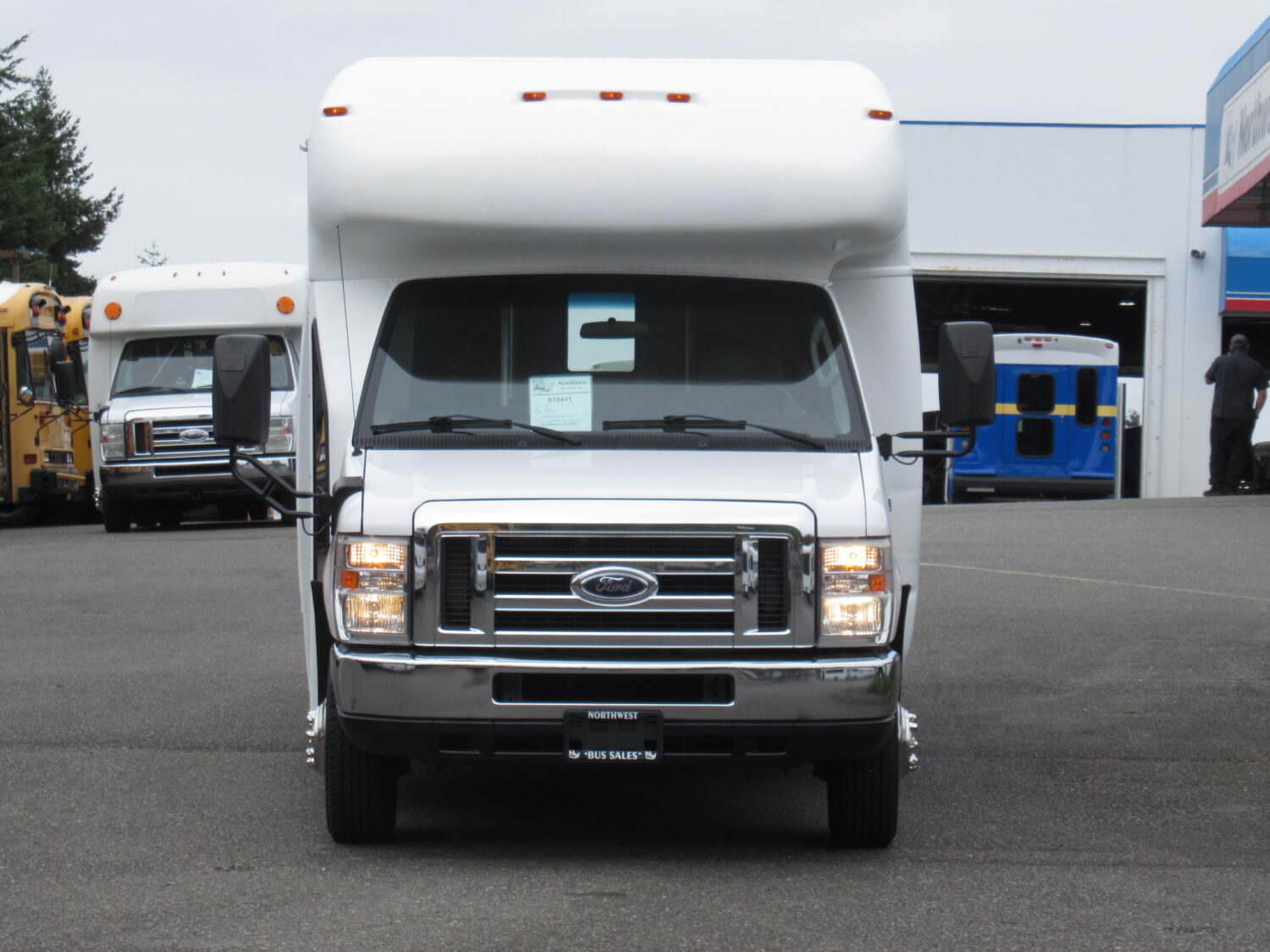 2010 Ford Startrans 12 Passenger + 2 Wheelchair Shuttle Bus - S72411 - Image 12