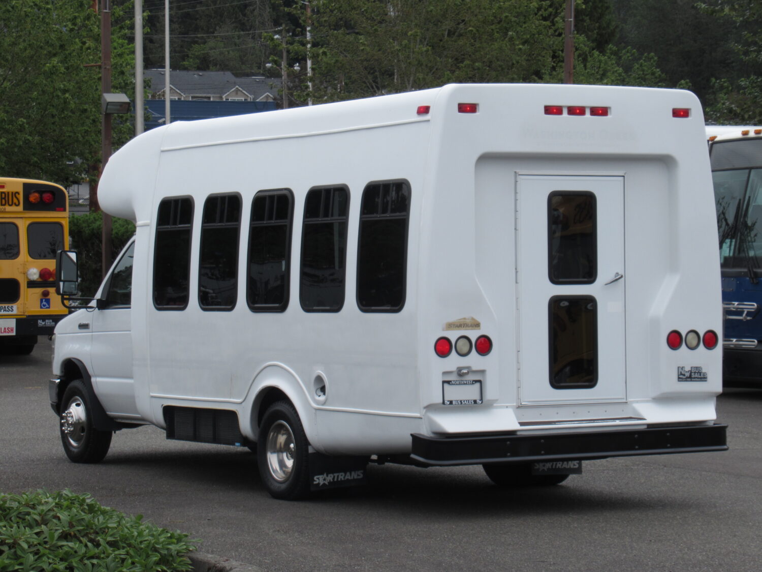 2010 Ford Startrans 12 Passenger + 2 Wheelchair Shuttle Bus - S72411 - Image 4