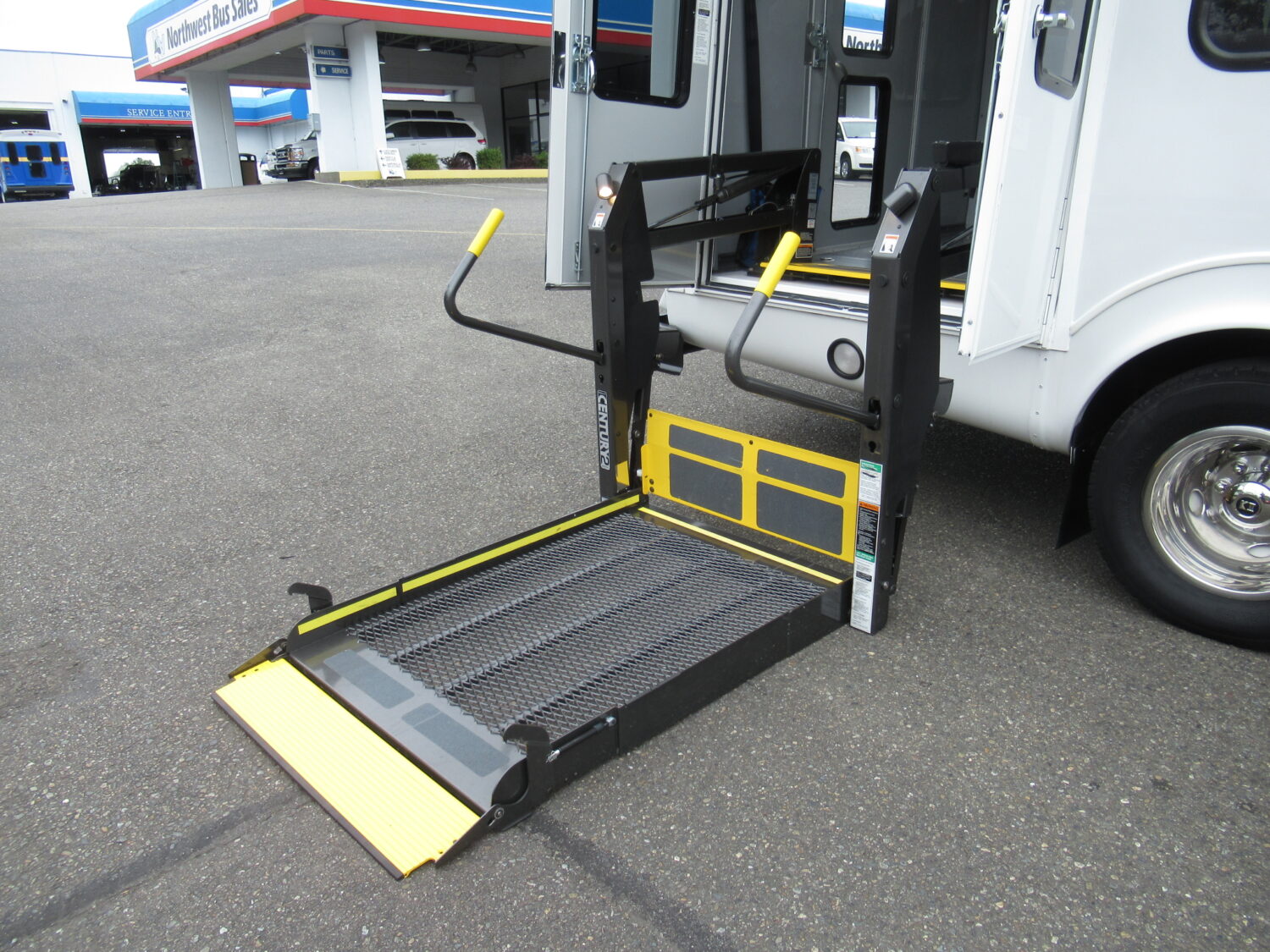 2010 Ford Startrans 12 Passenger + 2 Wheelchair Shuttle Bus - S72411 - Image 10