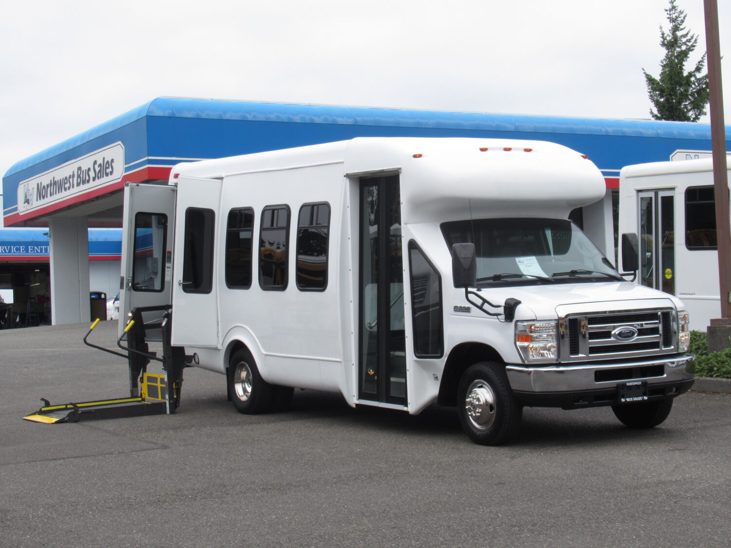 2010 Ford Startrans 12 Passenger + 2 Wheelchair Shuttle Bus - S72411