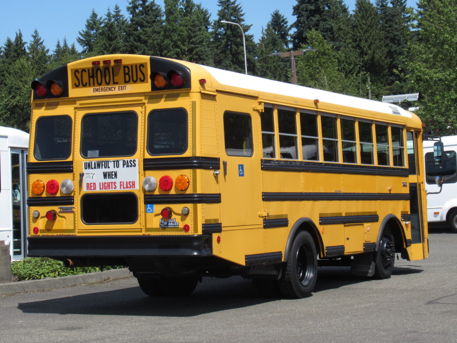 2007 Thomas Saf-T-Liner 24 Passenger ADA Short School Bus - B80829 - Image 3