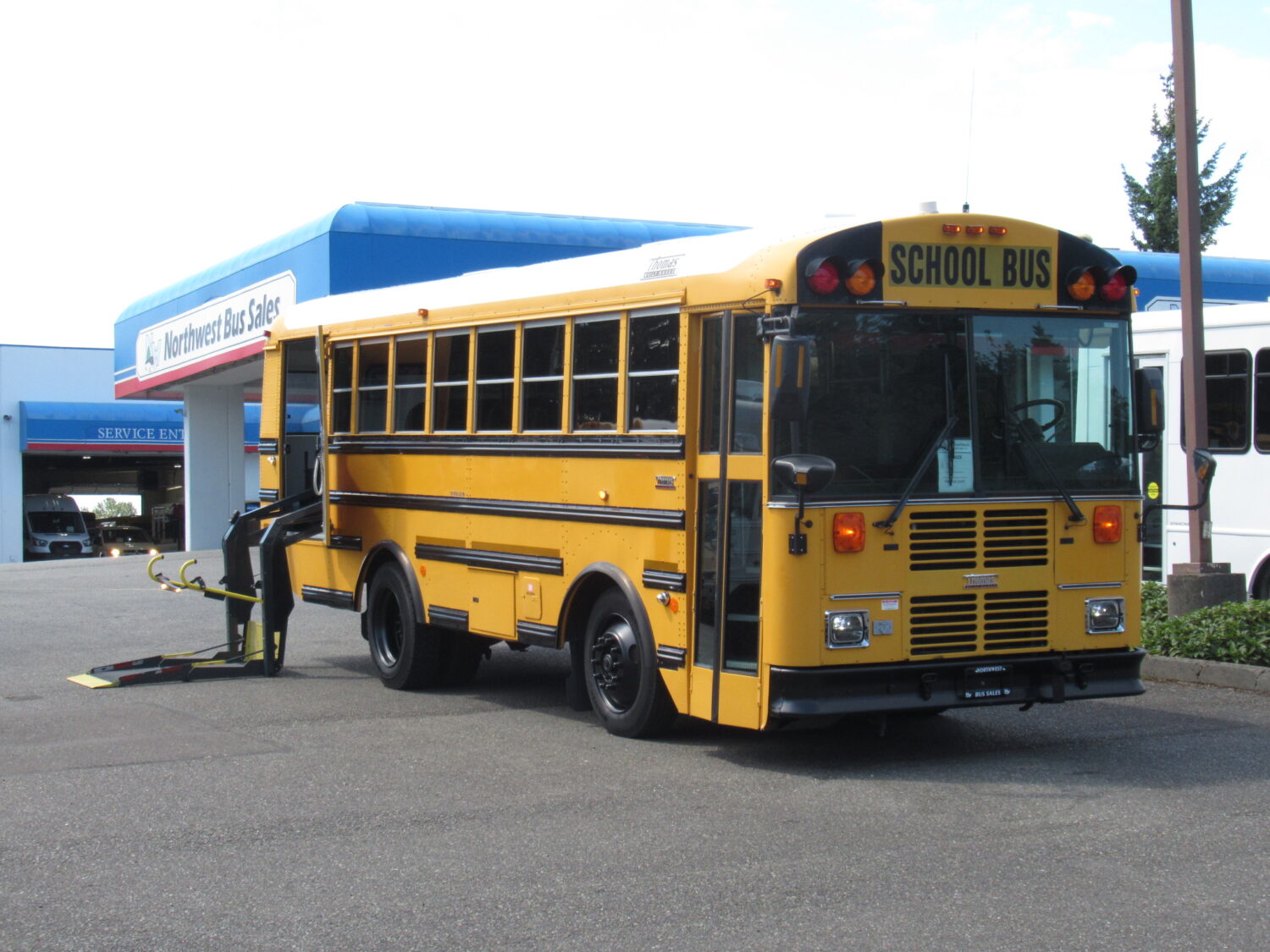 2007 Thomas Saf-T-Liner 24 Passenger ADA Short School Bus - B80829
