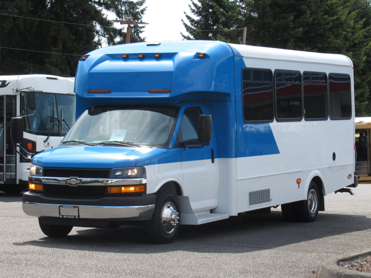 2016 Chevrolet Glaval Titan II 14 Passenger Shuttle Bus - S38327 - Image 2