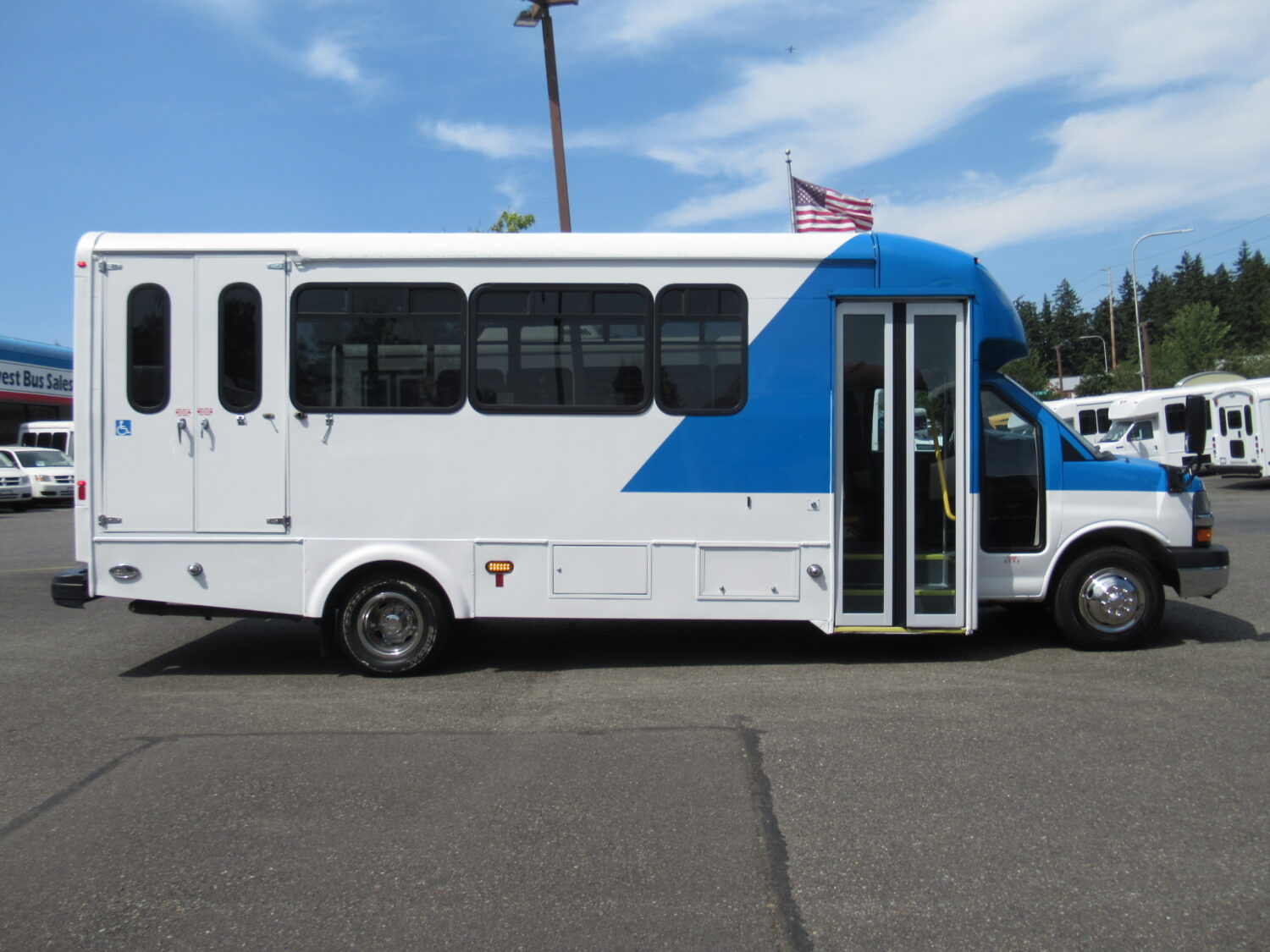 2016 Chevrolet Glaval Titan II 14 Passenger Shuttle Bus - S38327 - Image 10