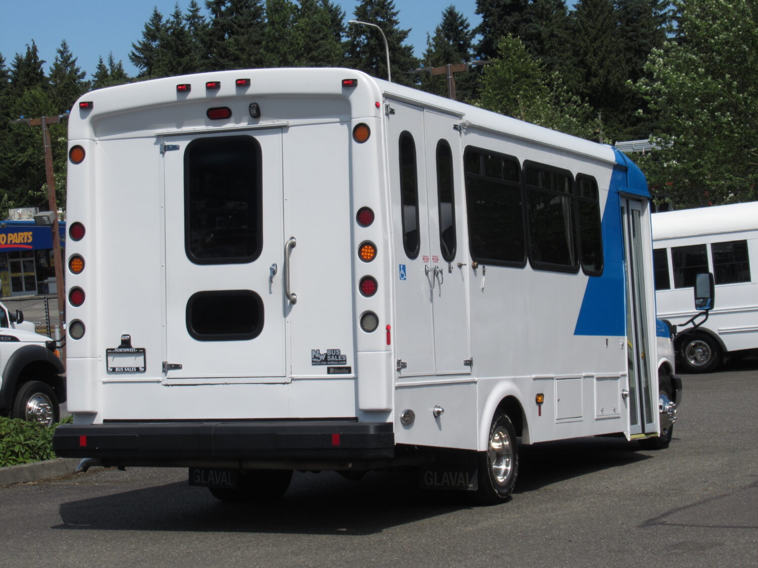 2016 Chevrolet Glaval Titan II 14 Passenger Shuttle Bus - S38327 - Image 3