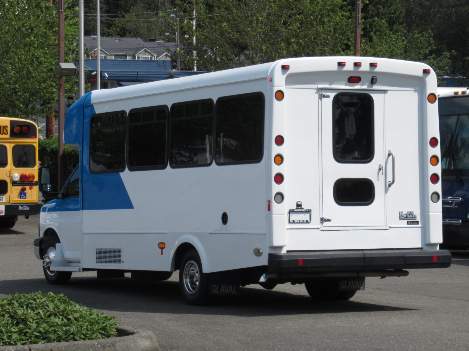 2016 Chevrolet Glaval Titan II 14 Passenger Shuttle Bus - S38327 - Image 4