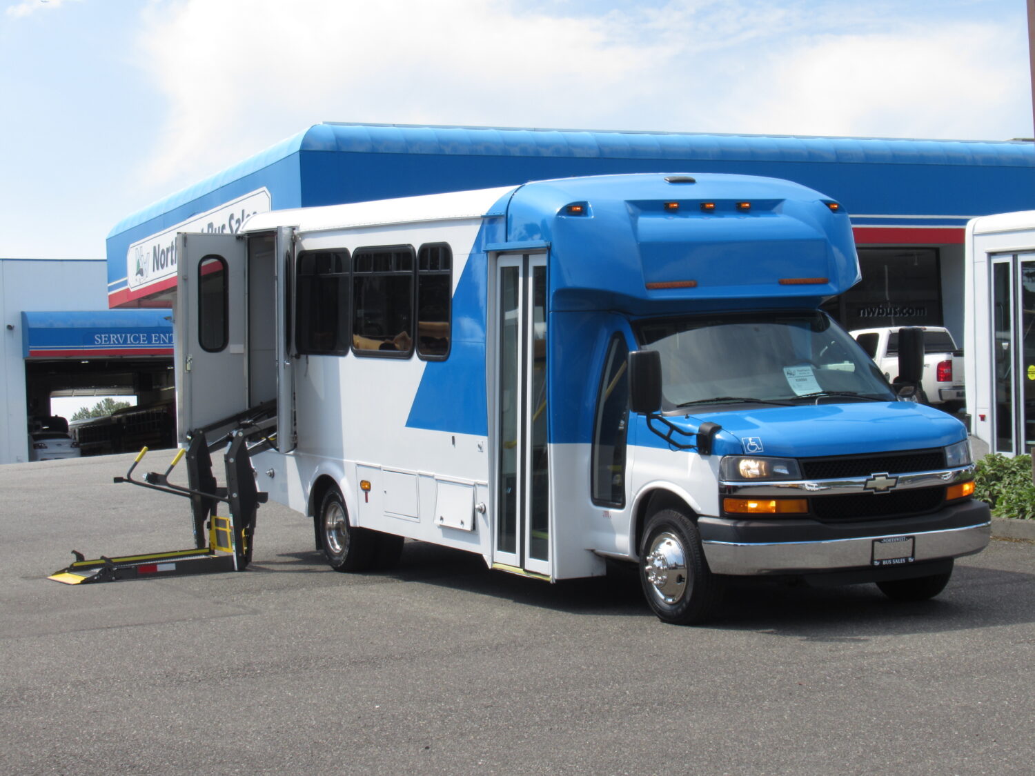 2016 Chevrolet Glaval Titan II 14 Passenger Shuttle Bus - S38327