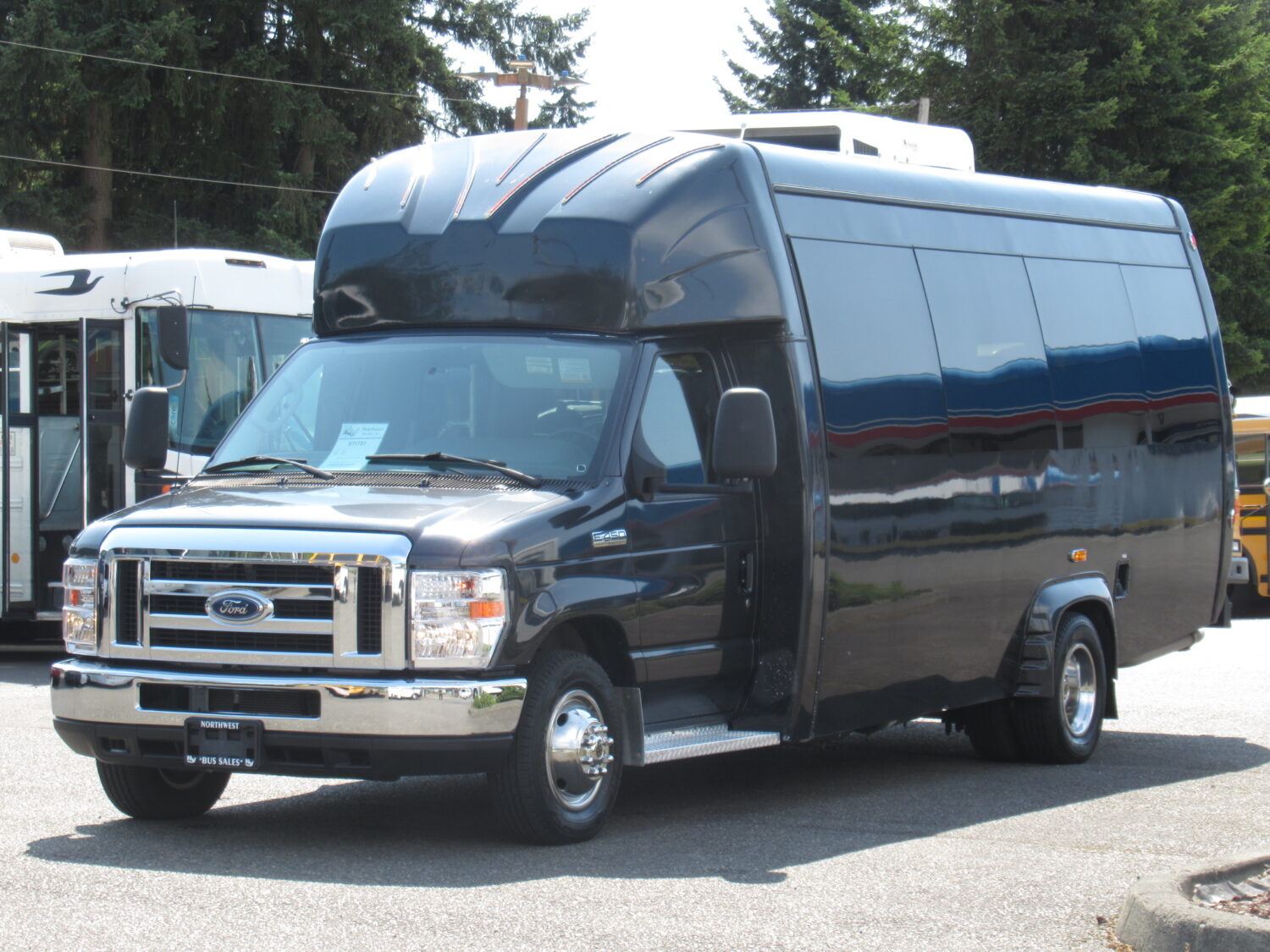 2017 Ford Elkhart Custom Designs KSIR Low Floor 14 Passenger Shuttle Bus - S71751 - Image 2