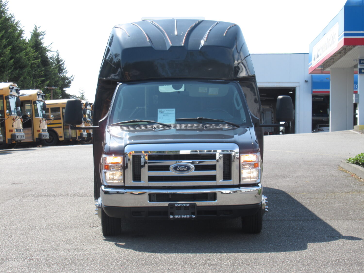 2017 Ford Elkhart Custom Designs KSIR Low Floor 14 Passenger Shuttle Bus - S71751 - Image 12