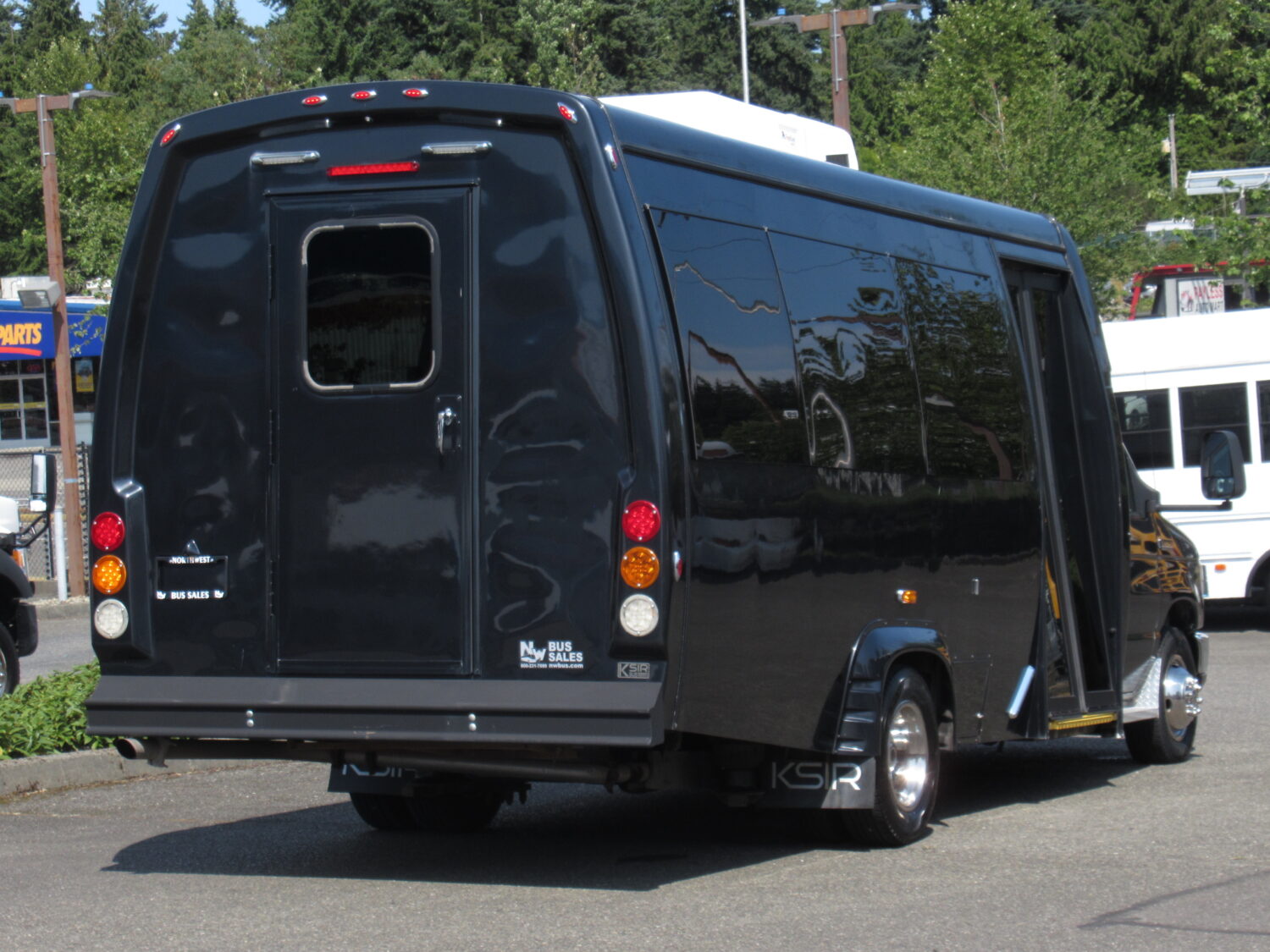 2017 Ford Elkhart Custom Designs KSIR Low Floor 14 Passenger Shuttle Bus - S71751 - Image 3