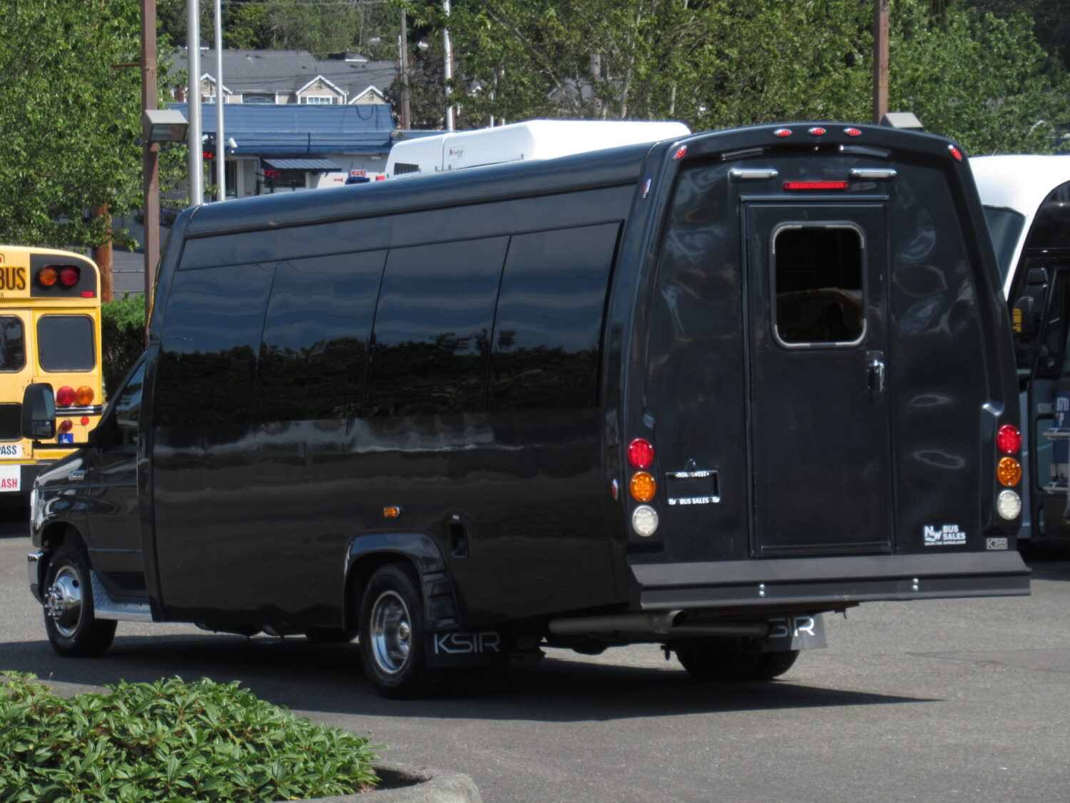 2017 Ford Elkhart Custom Designs KSIR Low Floor 14 Passenger Shuttle Bus - S71751 - Image 4