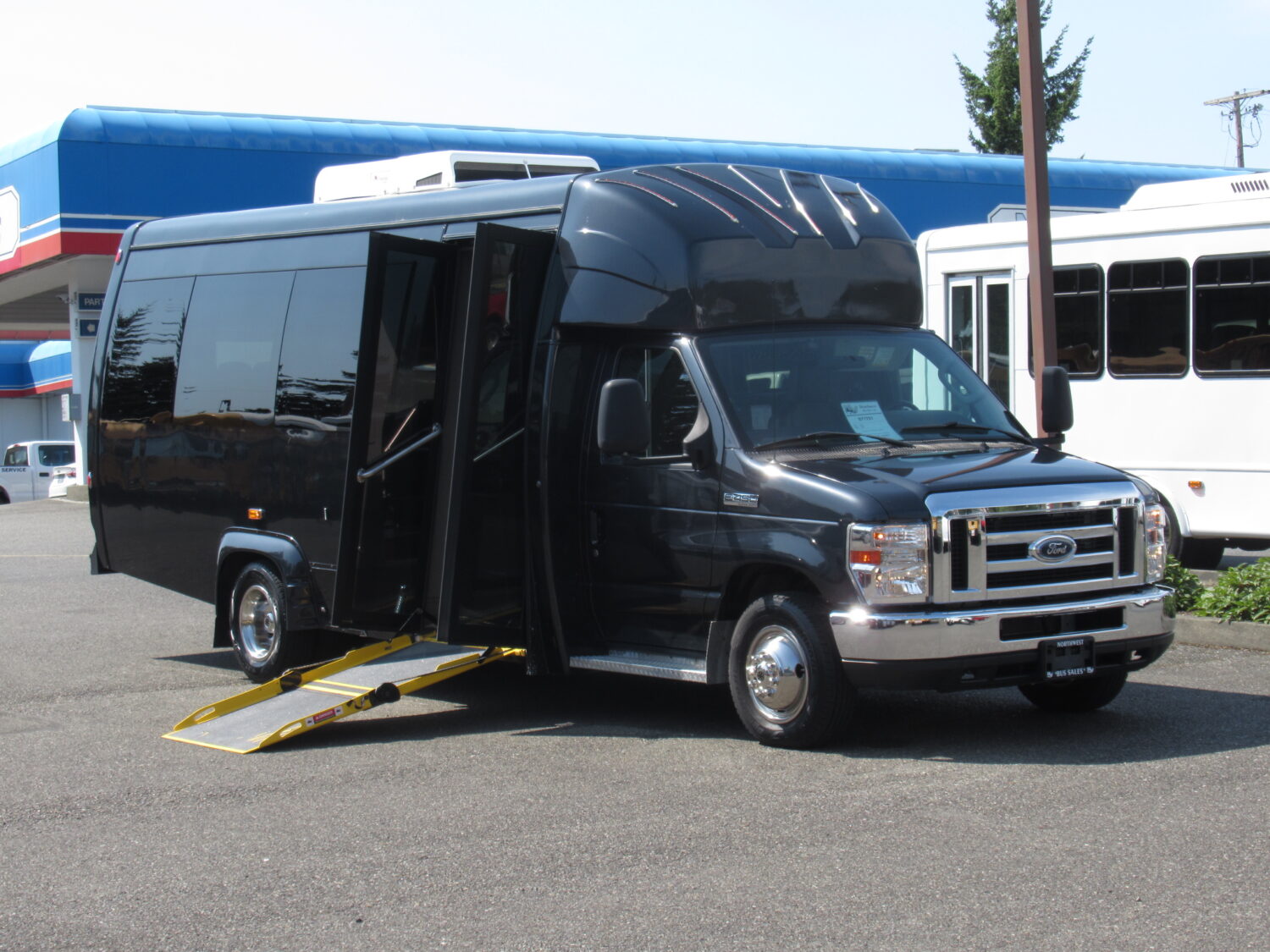 2017 Ford Elkhart Custom Designs KSIR Low Floor 14 Passenger Shuttle Bus - S71751