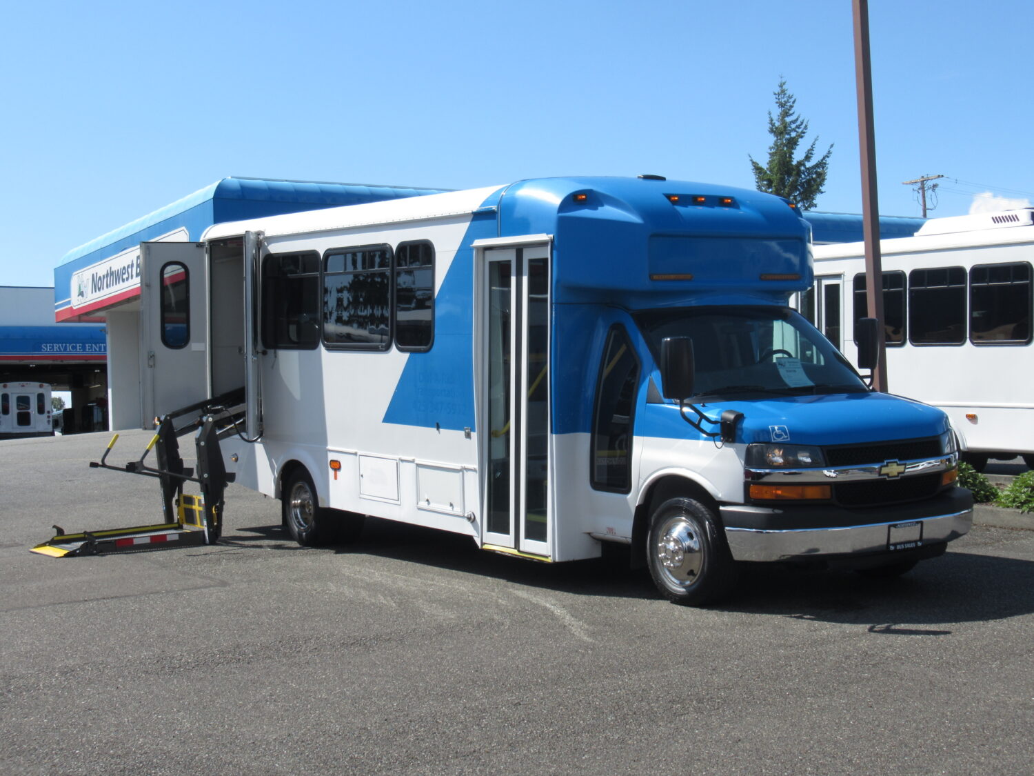 2015 Chevrolet Glaval Titan II 14 Passenger Shuttle Bus - S33781
