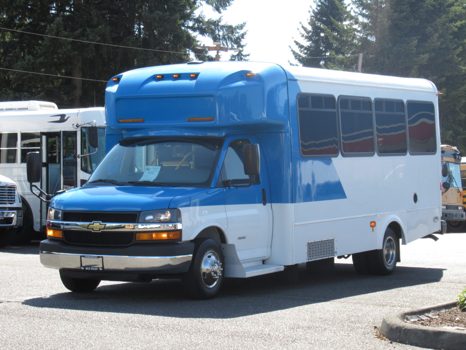 2015 Chevrolet Glaval Titan II 14 Passenger Shuttle Bus - S33781 - Image 2