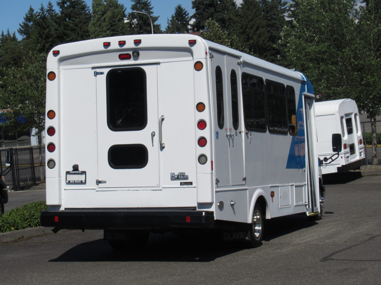 2015 Chevrolet Glaval Titan II 14 Passenger Shuttle Bus - S33781 - Image 3