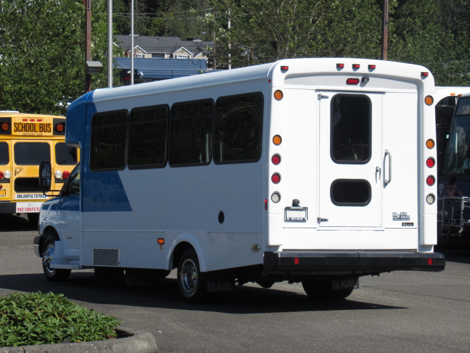 2015 Chevrolet Glaval Titan II 14 Passenger Shuttle Bus - S33781 - Image 4