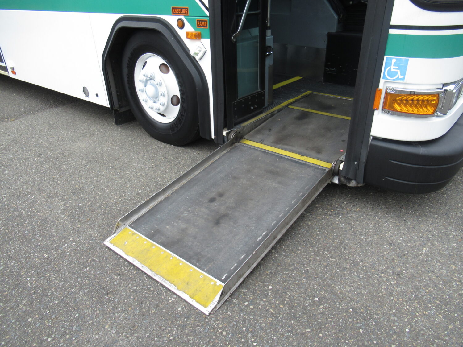 2008 Gillig Low Floor 32 Passenger ADA Transit Bus - T78051 - Image 10