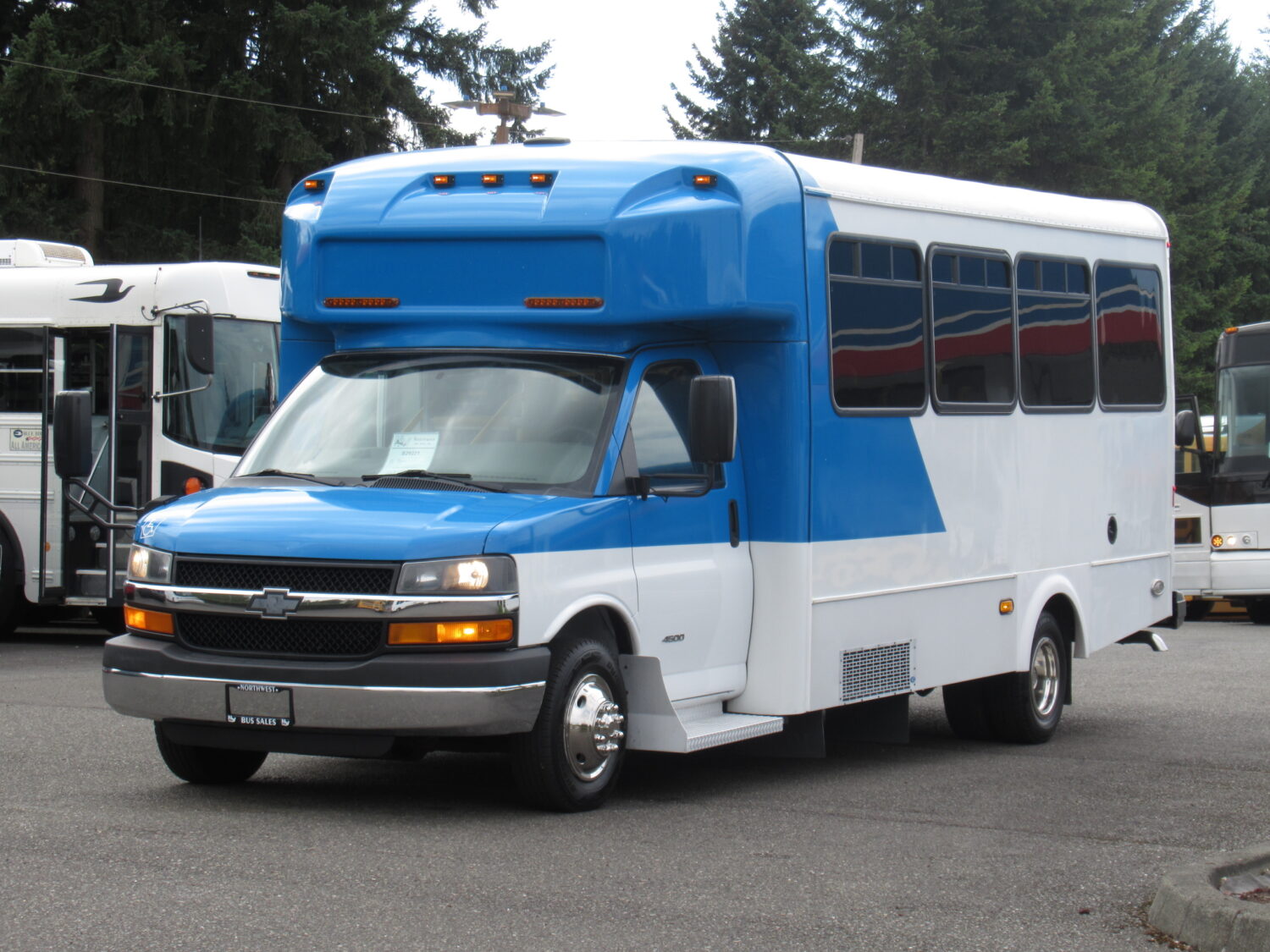 2015 Chevrolet Glaval Titan II 14 Passenger Shuttle Bus - S29221 - Image 2