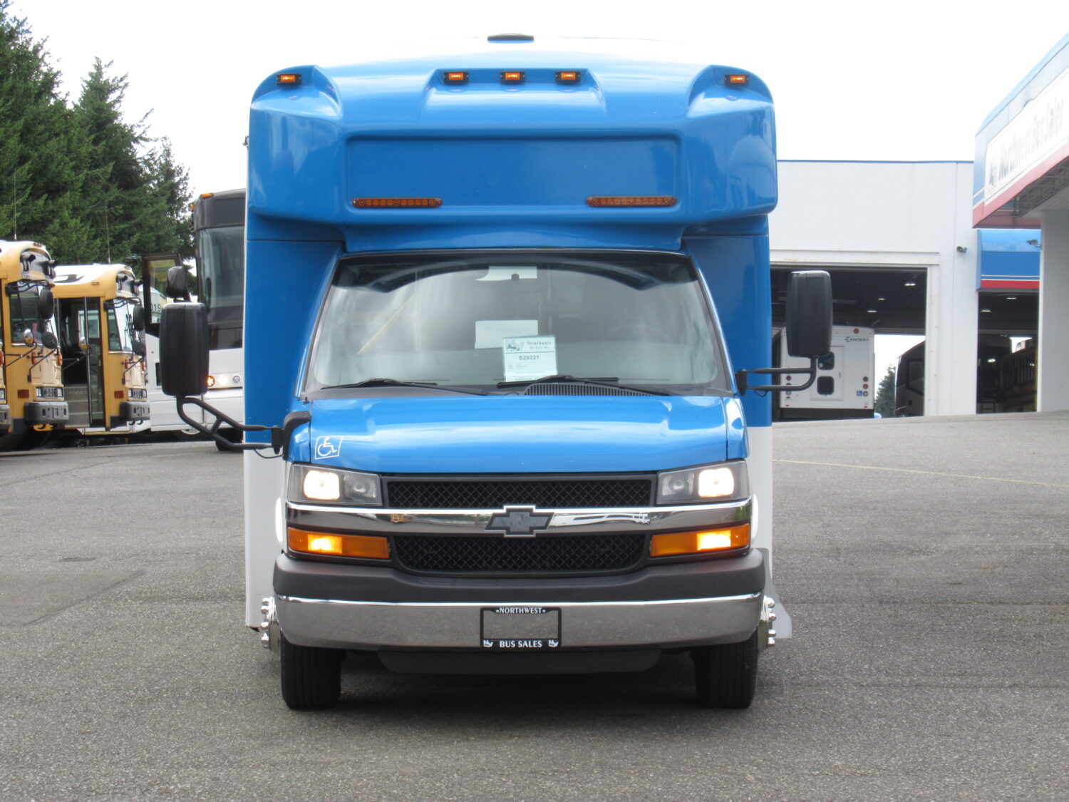 2015 Chevrolet Glaval Titan II 14 Passenger Shuttle Bus - S29221 - Image 12