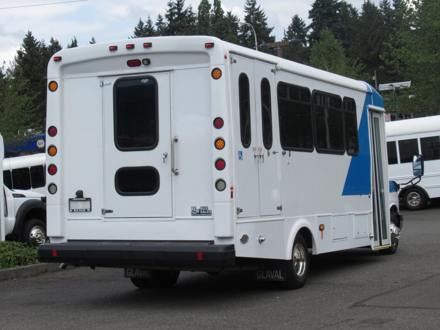 2015 Chevrolet Glaval Titan II 14 Passenger Shuttle Bus - S29221 - Image 3