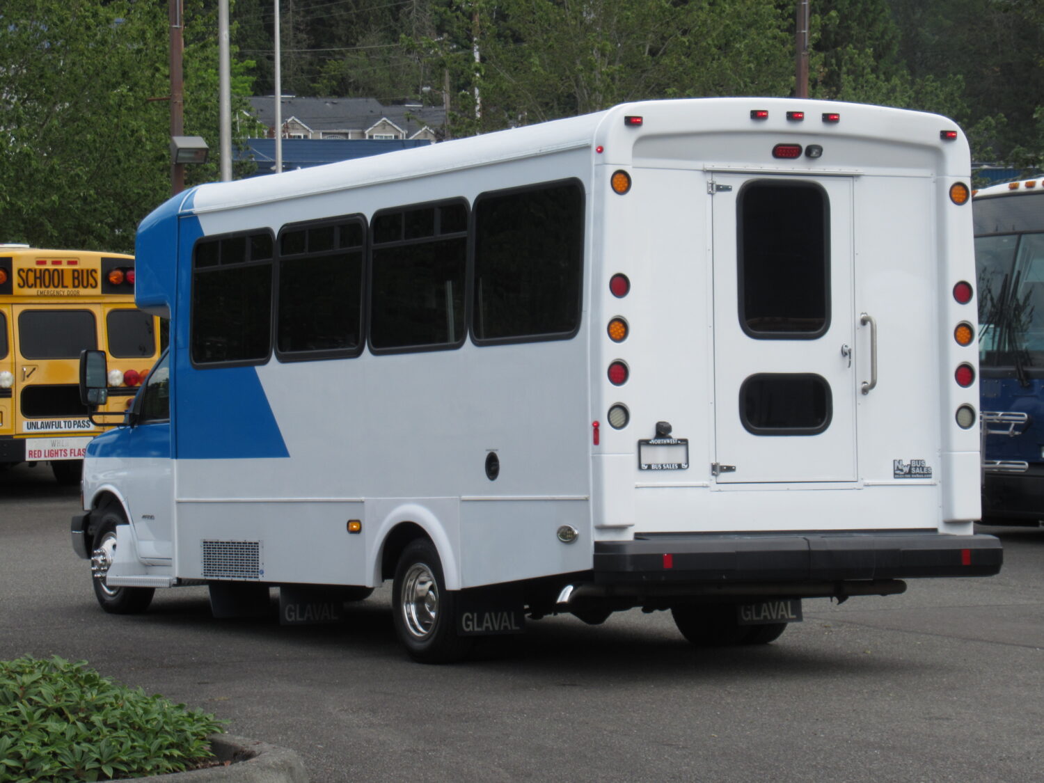 2015 Chevrolet Glaval Titan II 14 Passenger Shuttle Bus - S29221 - Image 4