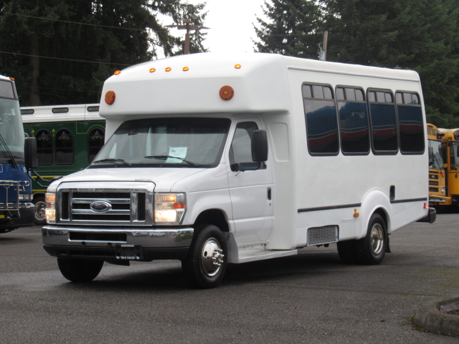 2013 Ford Goshen GC II 14 Passenger ADA Shuttle Bus - S28903 - Image 2