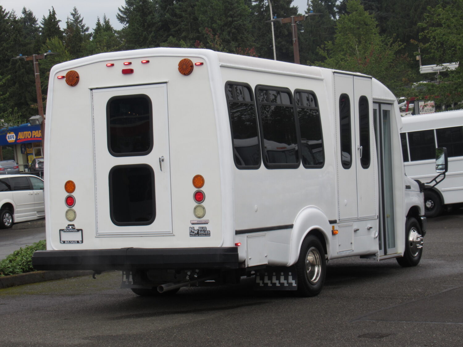 2013 Ford Goshen GC II 14 Passenger ADA Shuttle Bus - S28903 - Image 3