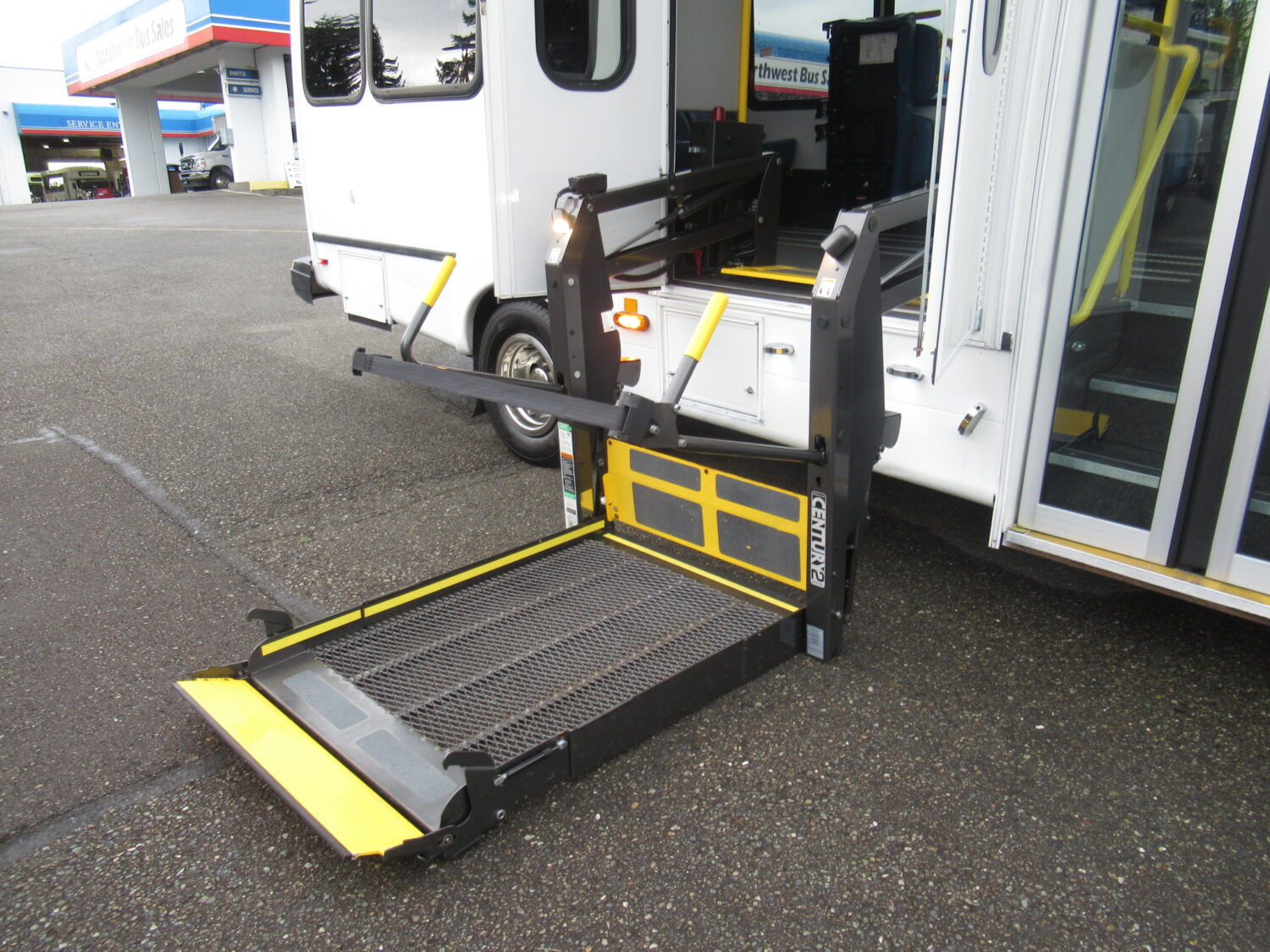 2013 Ford Goshen GC II 14 Passenger ADA Shuttle Bus - S28903 - Image 10