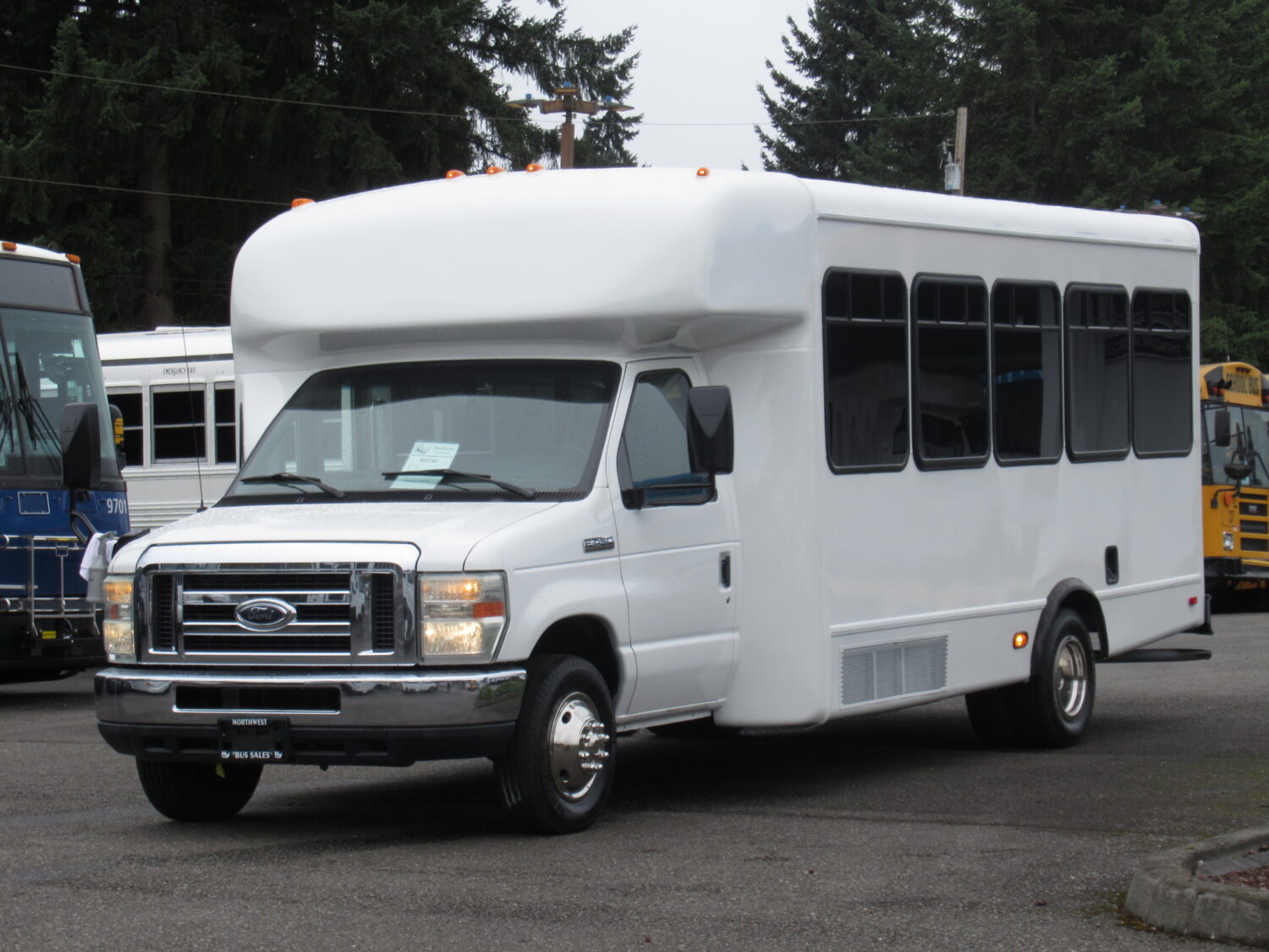 2010 Ford Starcraft Allstar 25 Passenger Shuttle Bus - S03764 - Image 2
