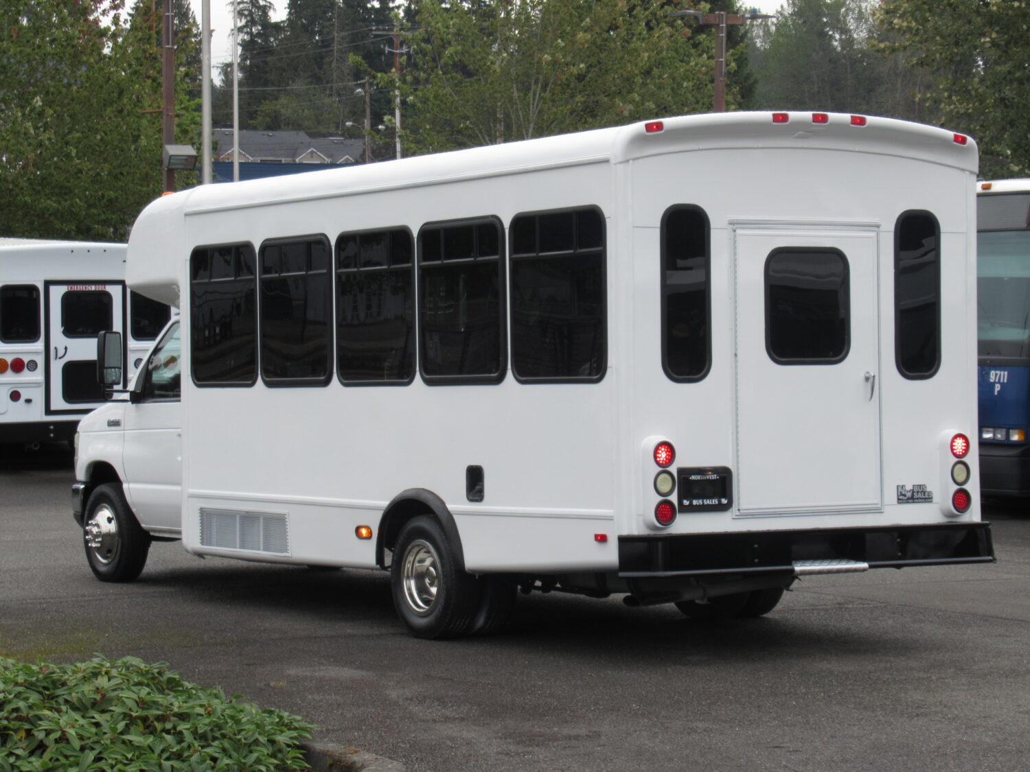 2010 Ford Starcraft Allstar 25 Passenger Shuttle Bus - S03764 - Image 4
