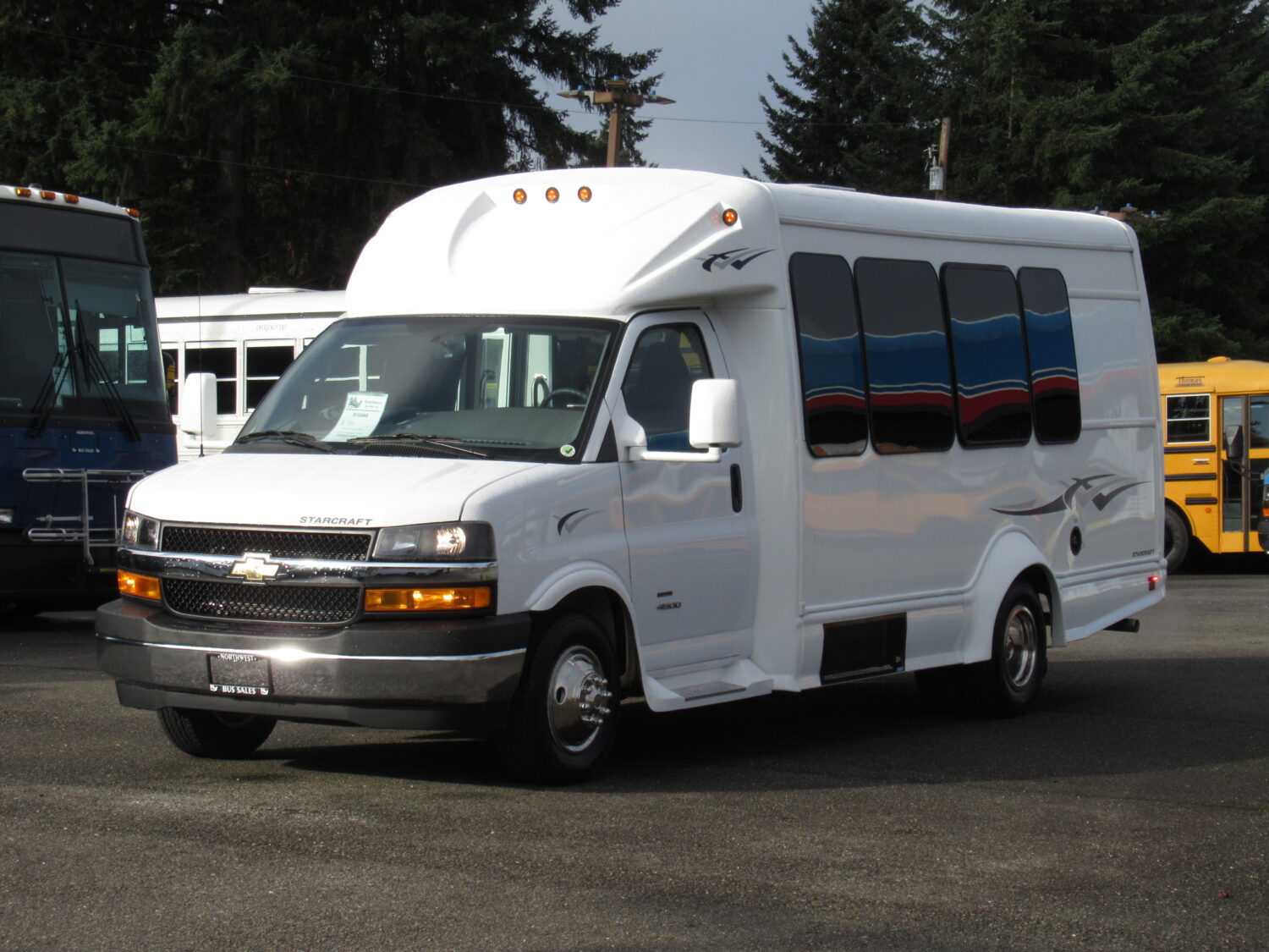 2023 Chevrolet Starcraft Starquest - 14 Passenger w/Rear Luggage - S12468 - Image 2