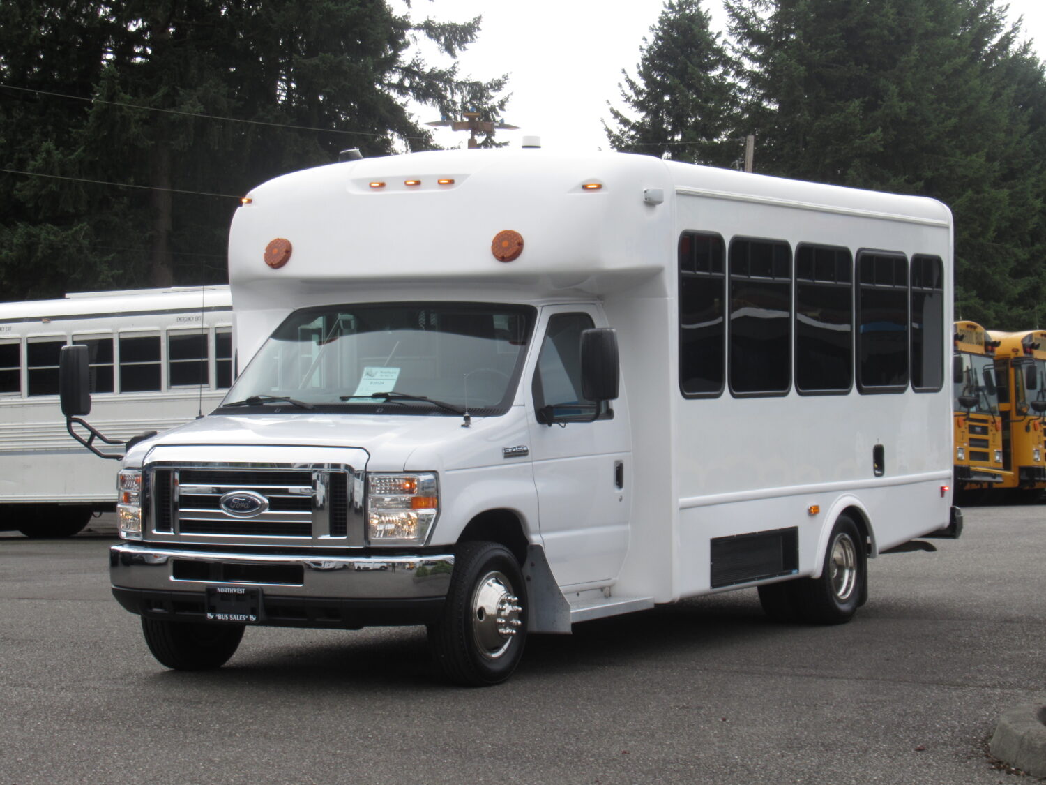 2017 Ford StarTrans Senator 14 Passenger ADA Shuttle Bus - S10324 - Image 2