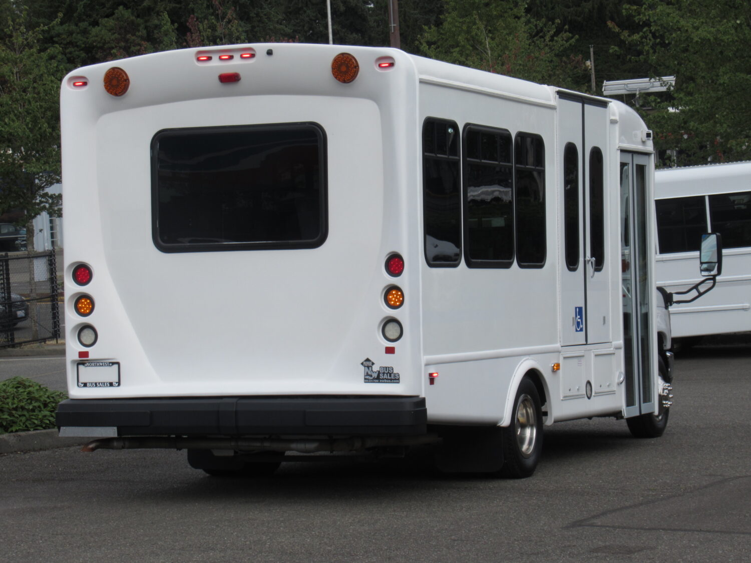 2017 Ford StarTrans Senator 14 Passenger ADA Shuttle Bus - S10324 - Image 3