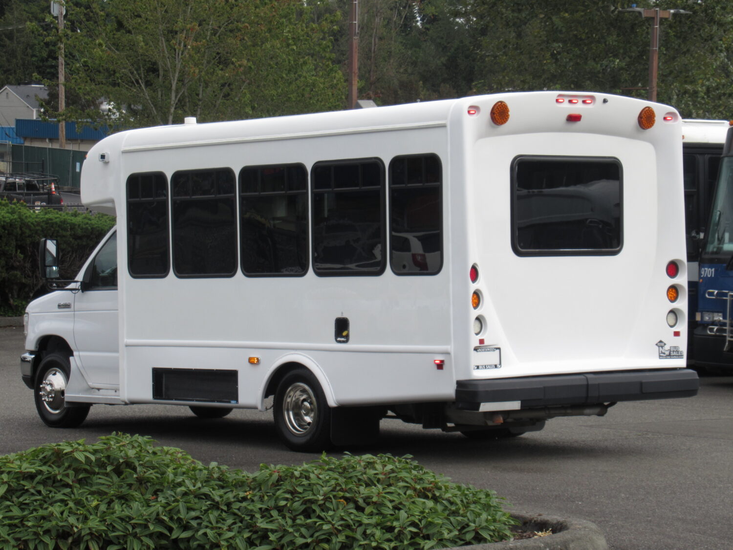 2017 Ford StarTrans Senator 14 Passenger ADA Shuttle Bus - S10324 - Image 4