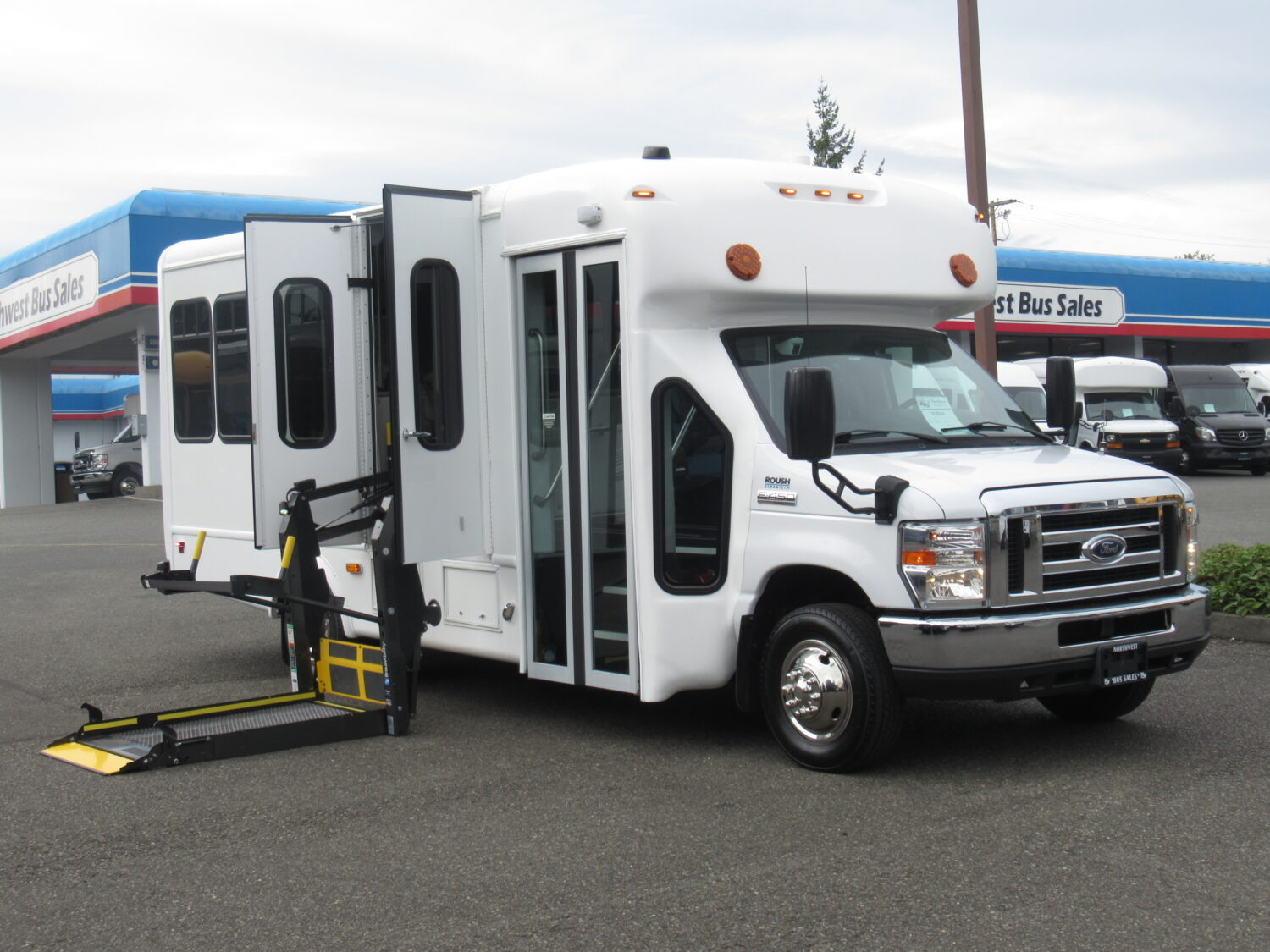2017 Ford StarTrans Senator 14 Passenger ADA Shuttle Bus - S10324