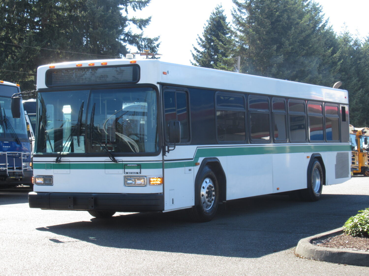 2006 Gillig Low Floor 32 Passenger ADA Transit Bus - T77050 - Image 2