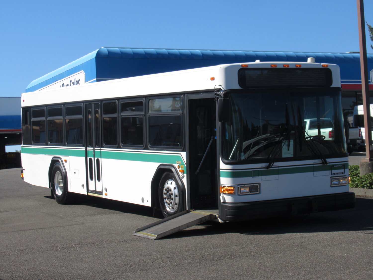 2006 Gillig Low Floor 32 Passenger ADA Transit Bus - T77050