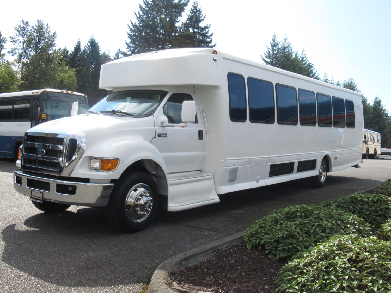 2015 Ford Starcraft XLT 40 Passenger + Rear Luggage Shuttle Bus - S19816 - Image 2