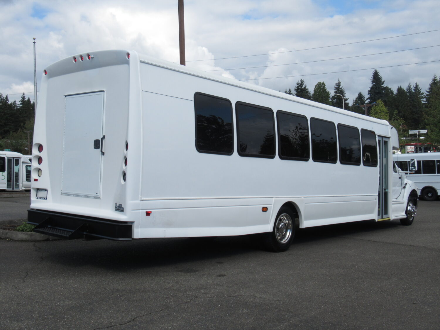 2015 Ford Starcraft XLT 40 Passenger + Rear Luggage Shuttle Bus - S19816 - Image 3