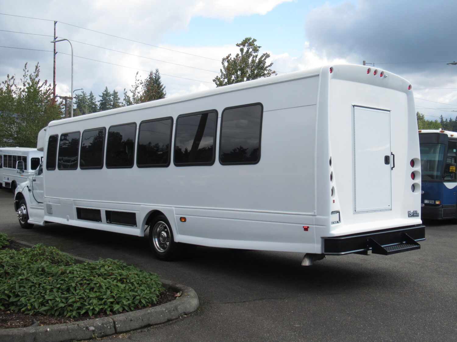 2015 Ford Starcraft XLT 40 Passenger + Rear Luggage Shuttle Bus - S19816 - Image 4