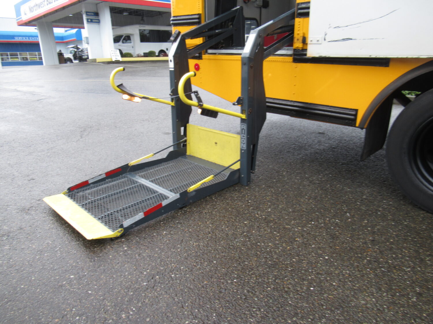 2007 Thomas Saf-T-Liner 22 Passenger ADA Short School Bus - B80828 - Image 10