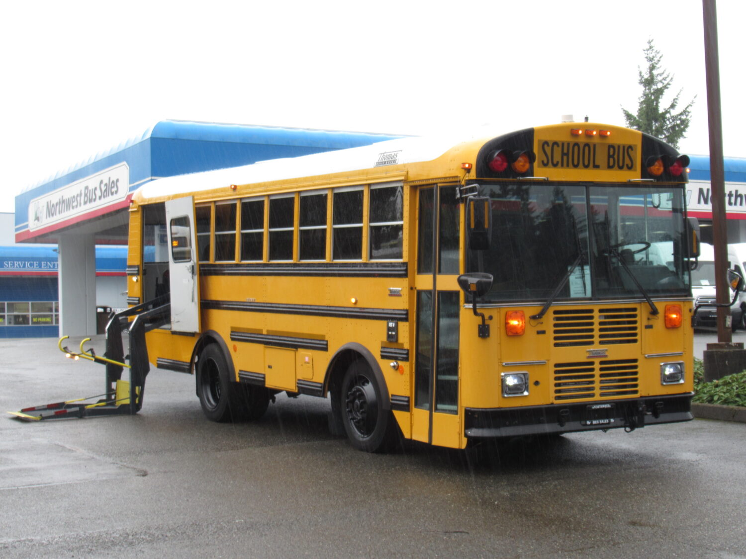 2007 Thomas Saf-T-Liner 22 Passenger ADA Short School Bus - B80828