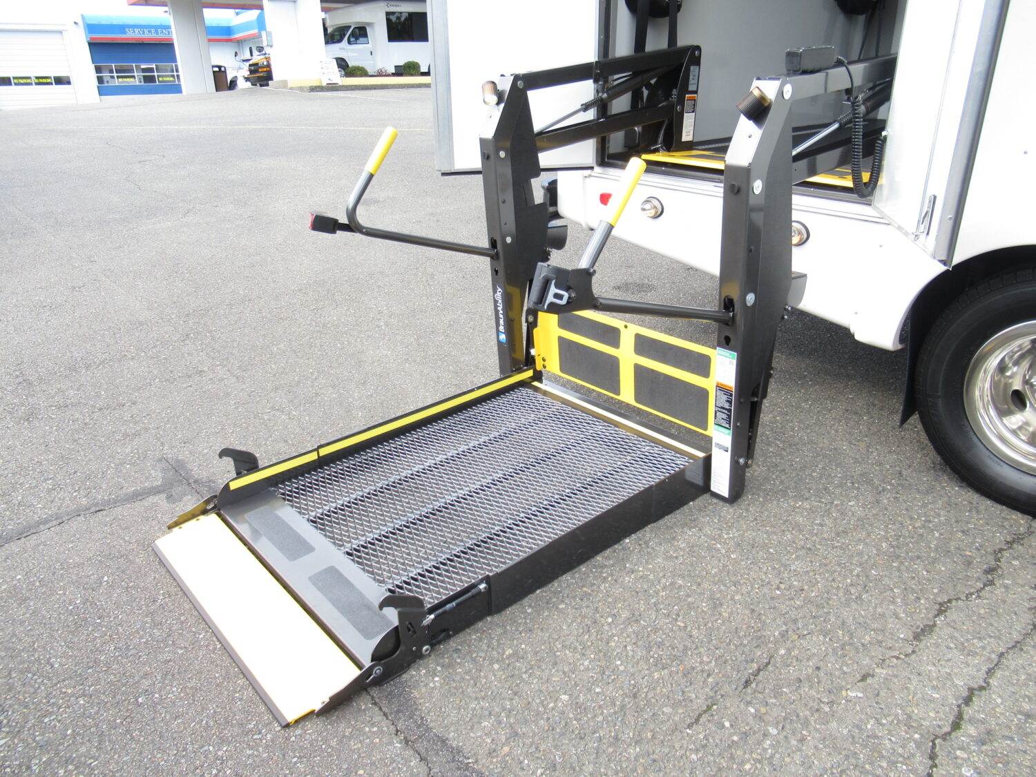 2014 Ford Elkhart ECII 12 Passenger + 2 Wheelchair Shuttle Bus - S97478 - Image 10