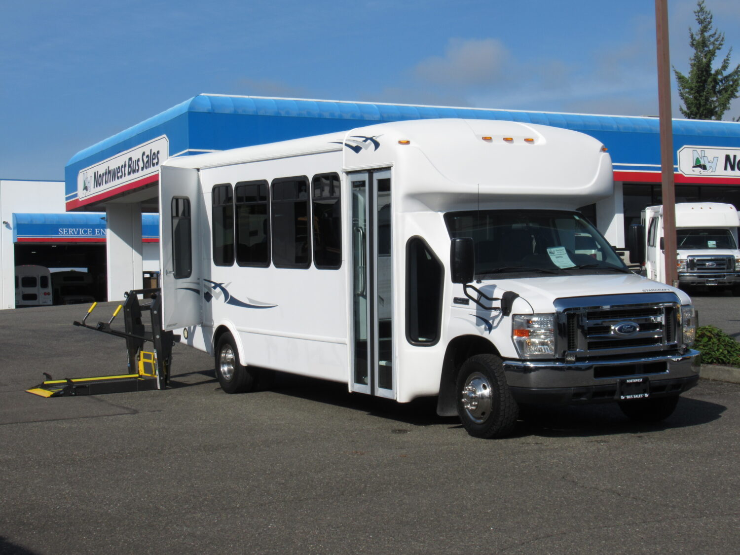 2015 Ford Starcraft Allstar 20 Passenger ADA Shuttle Bus - S00763