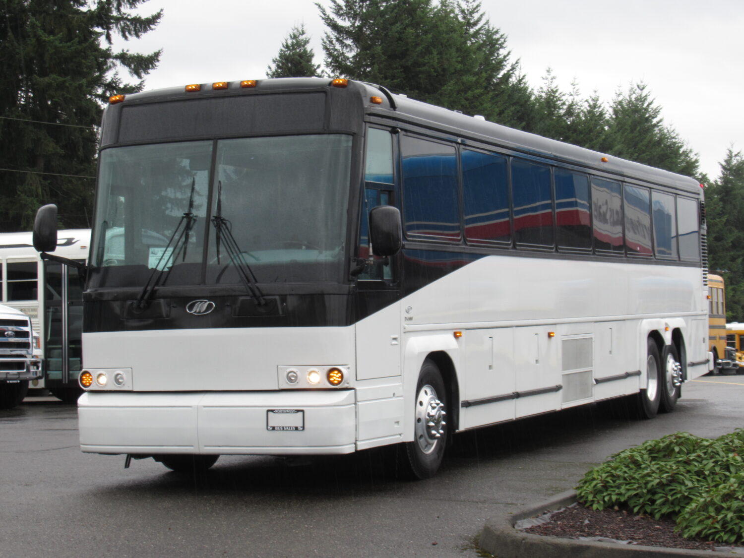2004 MCI D4500 53 Passenger ADA Motorcoach - C56278 - Image 2