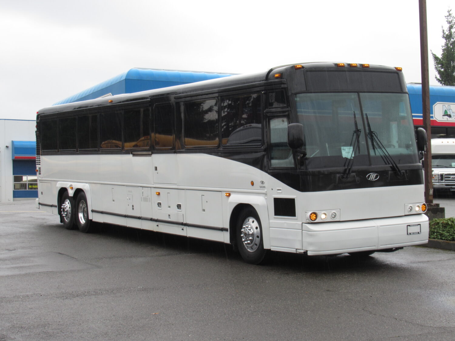 2004 MCI D4500 53 Passenger ADA Motorcoach - C56278